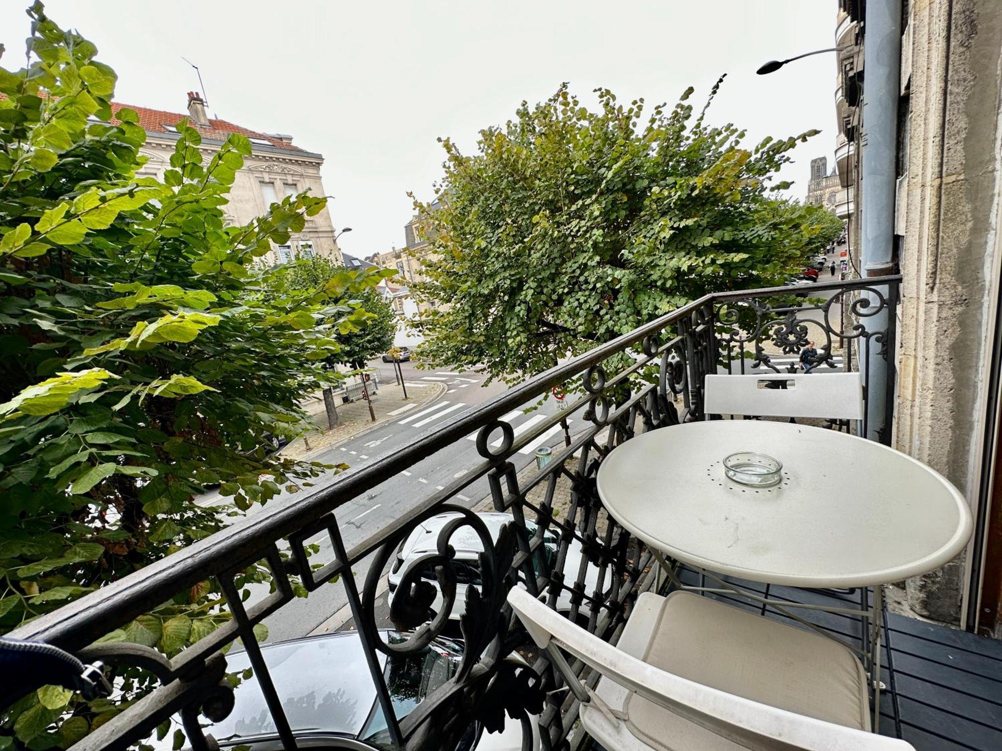 Appartement La Terrasse - Vue cathédrale - Hyper centre 1D à Reims Extérieur photo